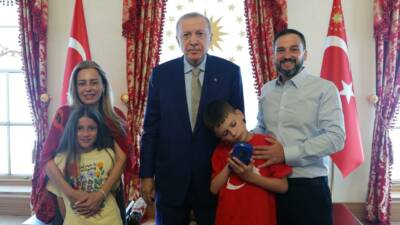 Cumhurbaşkanı Recep Tayyip Erdoğan, camilerde kek dağıtarak başlattığı 'Nefret Etme,