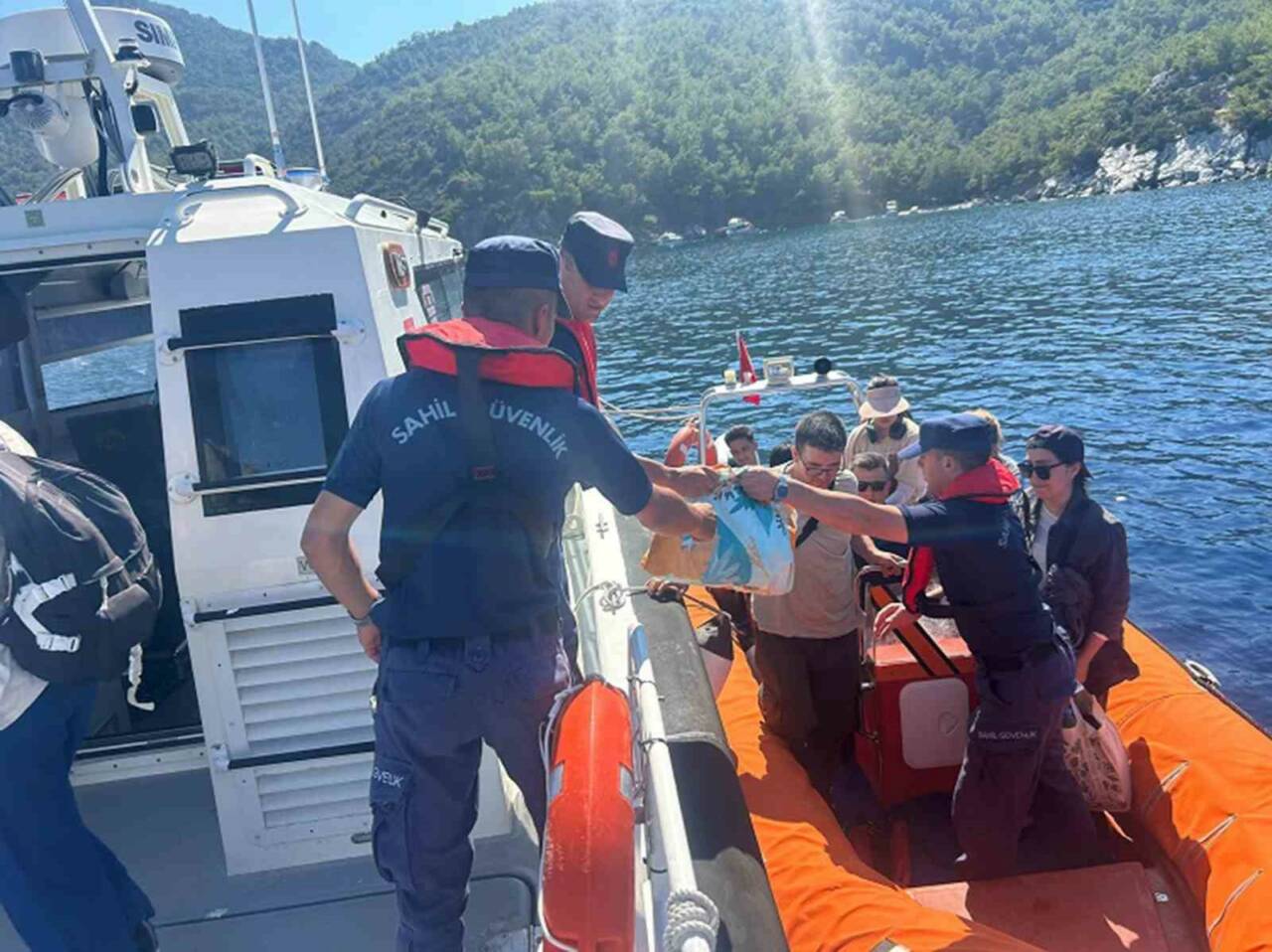 Muğla’nın Datça ilçesi Zümrüt Kargı mevkiinde Sahil Güvenlik ve Datça