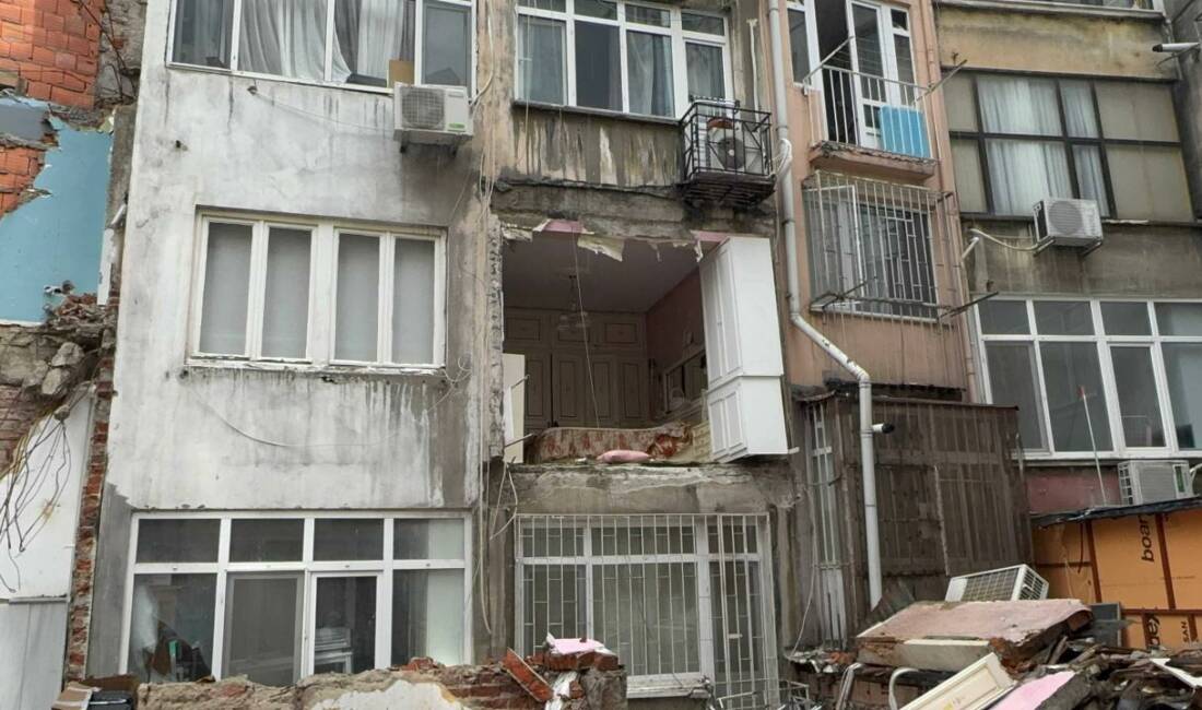 İstanbul Şişli'de 6 katlı bir binanın üçüncü katındaki dairenin odasının
