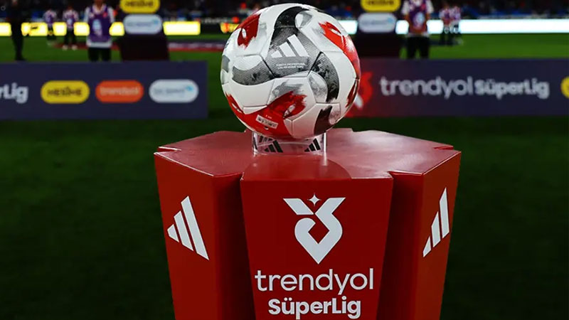Süper Lig’de fikstür çekildi: Derbi haftaları belli oldu Süper Lig'de 2026-2027 sezonu kura çekimi gerçekleşti. İşte ilk maçların