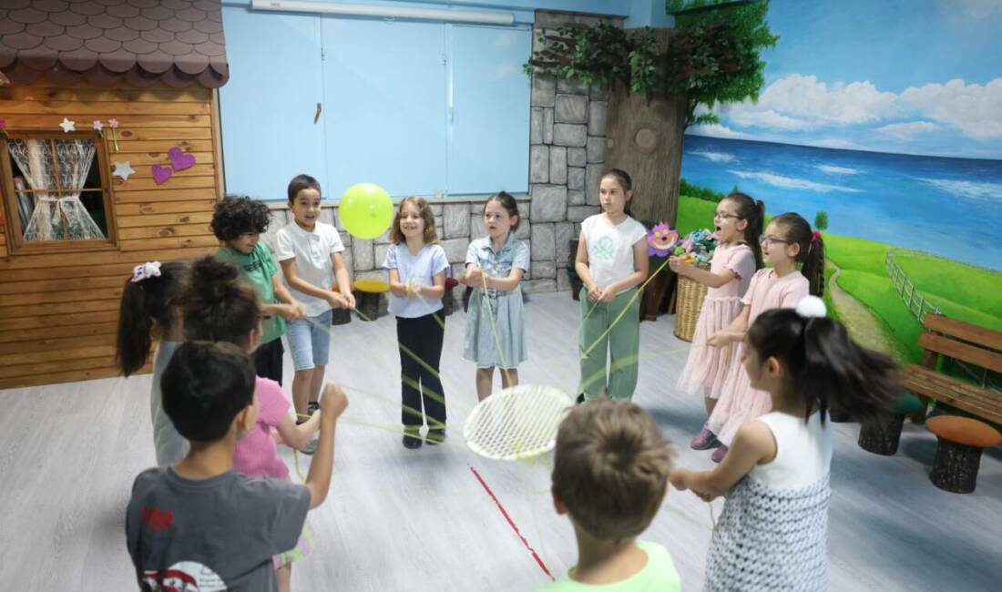 Bursa’da çocuklar için yaz atölyesi Osmangazi Belediyesi’nin Hüdavendigar Yetenek Evi’nde başlattığı drama atölyesi, çocukların yaz
