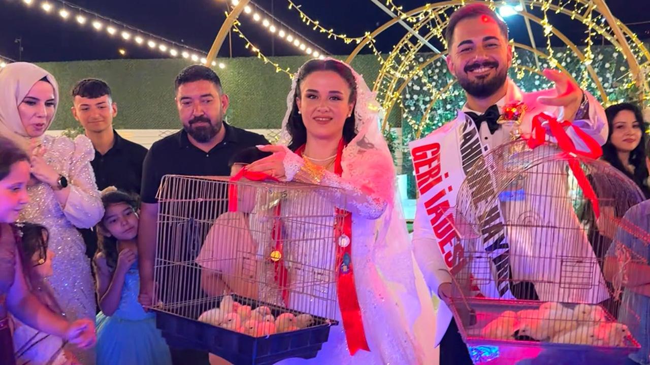 Düğünde altın yerine sıra dışı hediye Kahramanmaraş'ta kebap ustası Mustafa Çabuk, geçmişte çırağı olan Doğan Gündeş'in