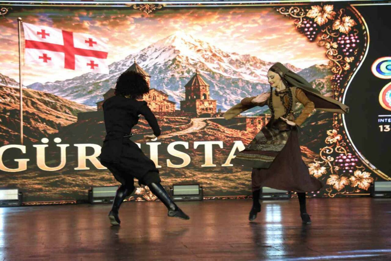 Dünyanın renklerini İnegöl’de buluşturan festival başladı 2 dunyanin renklerini inegolde bulusturan festival basladi 4b28afeb5ad8