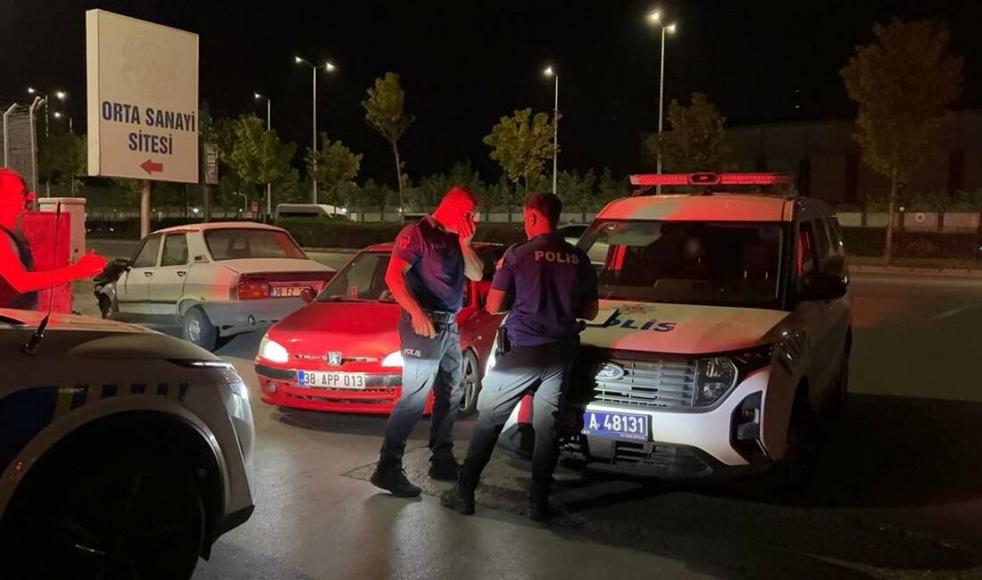 ‘Dur’ ihtarına uymadı, başına gelmeyen kalmadı Kayseri'de polis ekiplerinin ‘dur' ihtarına uymayan sürücünün, yapılan kontrollerde alkollü