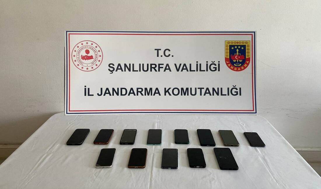 Ehliyet sınavında usulsüzlüğe geçit yok: 5 joker aday tutuklandı Şanlıurfa'da sürücü belgesi sınavlarına başkalarının yerine girdikleri belirlenen 5 şüpheli,