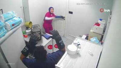 Bursa’da kısırlaştırılmak üzere veteriner kliniğine getirilen sokak kedisi, operasyon öncesinde