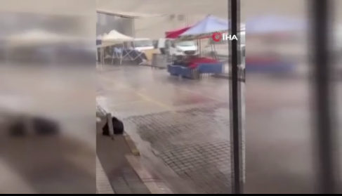Bursa’da şiddetli yağmur yolları göle çevirdi Bursa’nın Karacabey ilçesinde sağanak yağış hayatı olumsuz etkiledi. Bir çok