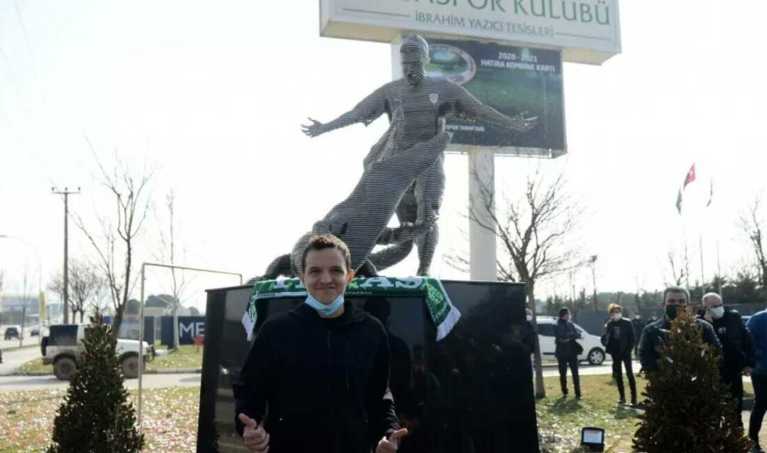 Bursaspor’un efsanesi Batalla’nın heykeli başka yere taşınıyor Bursaspor’un efsane futbolcularından Pablo Martin Batalla'nın, Özlüce İbrahim Yazıcı Tesisleri