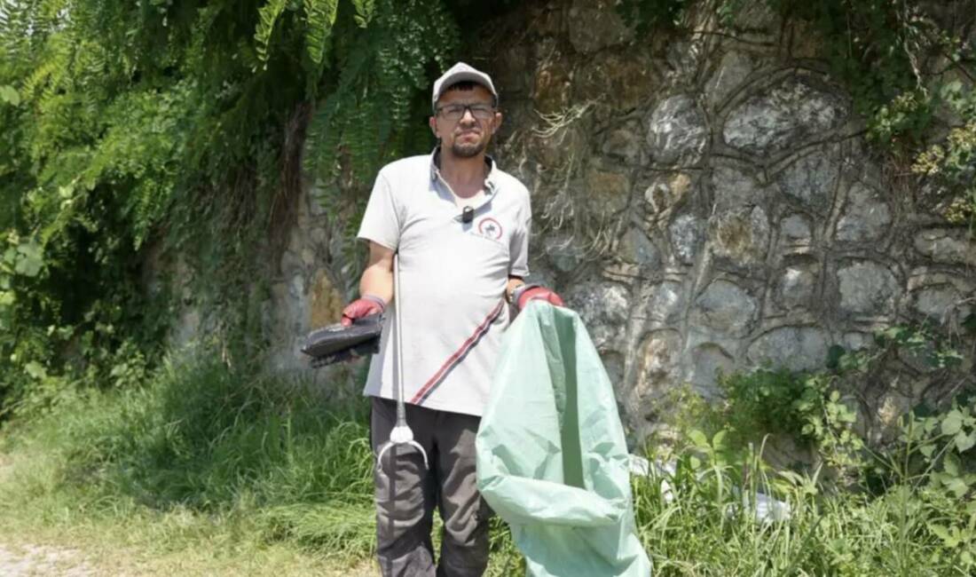 Yolda yürürken servet buldu Düzce'de temizlik işçisi, yol kenarında bulduğu altın dolu çantayı polise