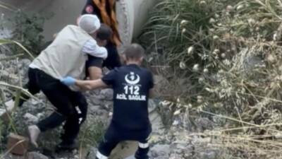 Bursa’nın Mustafakemalpaşa ilçesinde yaklaşık 20 metrelik yükseklikten düşerek yaralanan 48