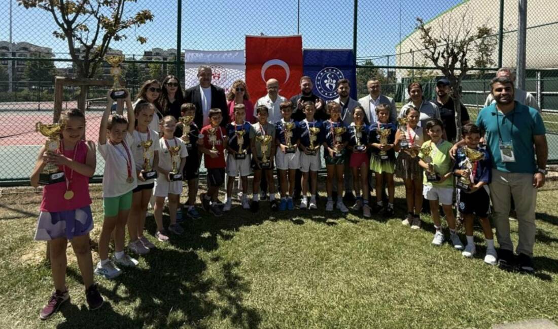 Osmangazi’nin raketleri madalyaları topladı Osmangazi Belediyespor Tenis Takımı sporcuları, 9-10 Yaş Bursa İl Birinciliği