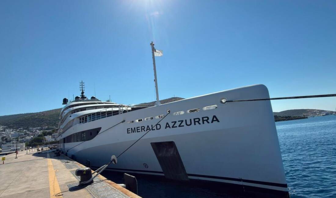 “Emerald Azzurra” kruvaziyeri Bodrum’a geldi Bahama bayraklı lüks kruvaziyer "Emerald Azzurra" ile Muğla'nın Bodrum ilçesine