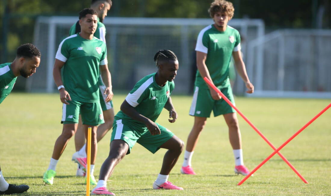 Bursaspor’un akşam antrenmanında ne oldu? Yeni sezon hazırlıklarına Bolu’da devam eden Bursaspor, günü çift antrenmanla