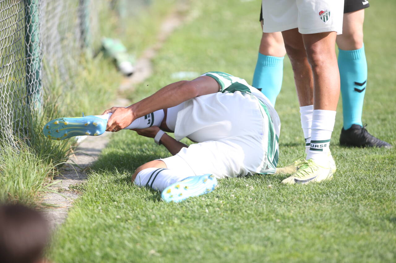 Bursaspor'un hazırlık maçında sakatlanan yeni transferinden haber var 3 emre5555
