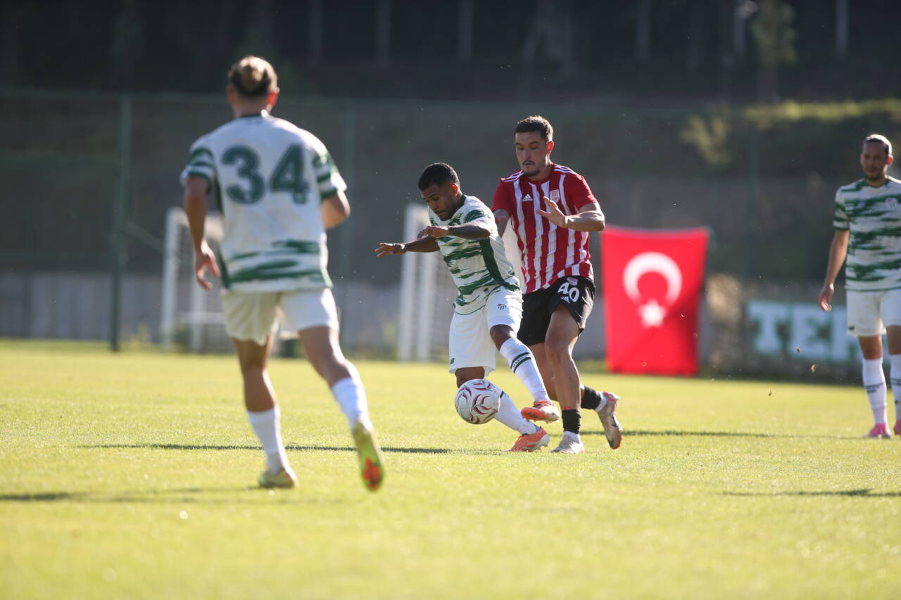 Bursaspor'un hazırlık maçında gol düellosu! Timsah geri döndü 4 emre7247