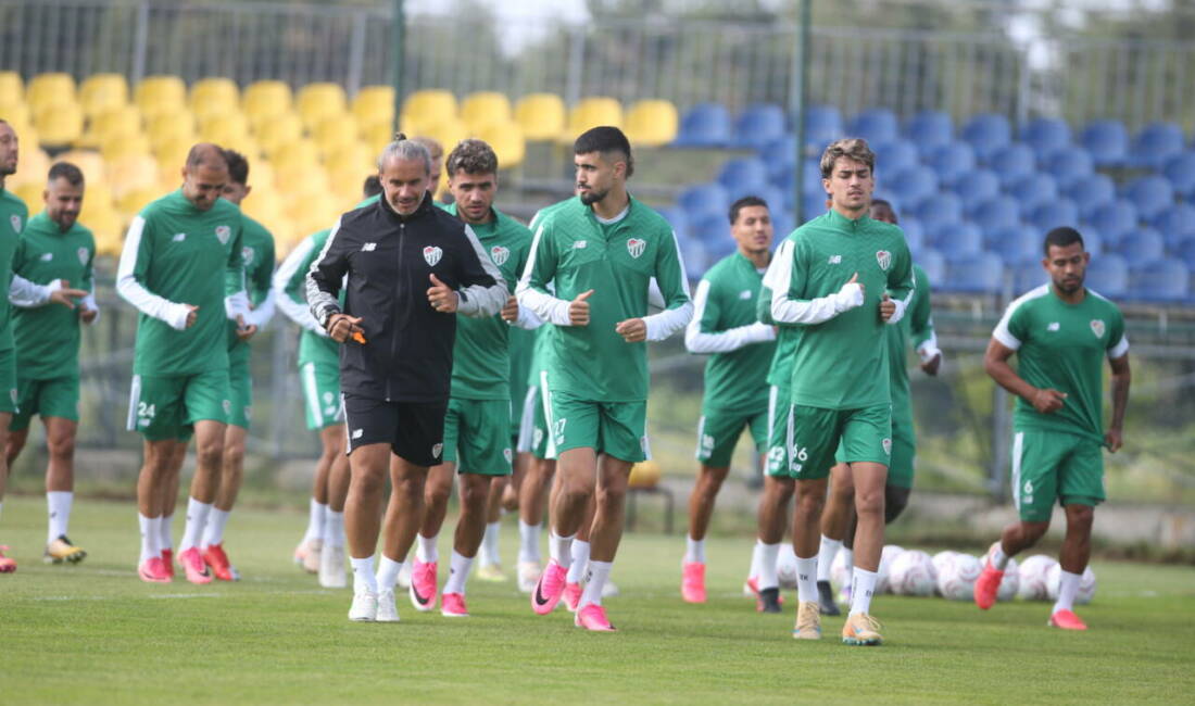 Bursaspor Topuk Yaylası’nda! İşte günün dikkat çeken notları Bursaspor bir hafta sürecek üçüncü etap kamp çalışmalarına başladı... Topuk
