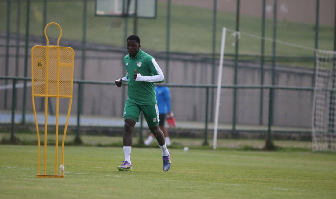 Bursaspor kampında sürpriz forvet! Yeşil beyazlı takımın altyapısı için Bursa'ya gelen Abdoulaye Sylla, Teknik