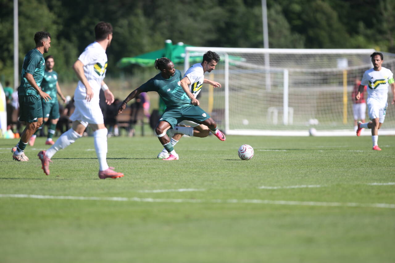 Bursaspor antrenman maçında Esenler Erokspor karşısında etkili performansıyla dikkat çekti.