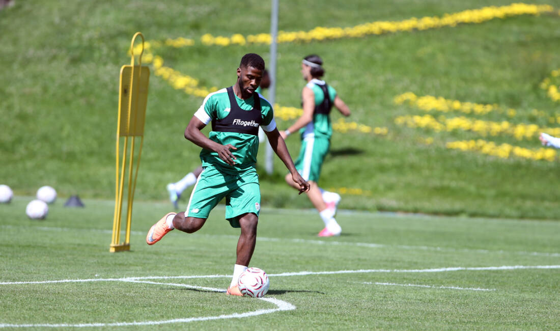 Bursaspor’un yeni yıldızı sahaya indi Bursaspor’un bedelsiz olarak kadrosuna kattığı Kelechi Iheanacho takımla birlikte ilk