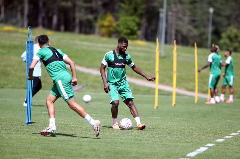 Bursaspor’un yeni yıldızı sahaya indi 2 emre9307