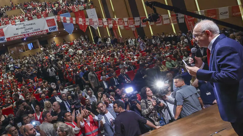 CHP’de figüranlı etkinlik tartışması: Ajanstan açıklama geldi CHP etkinliğine cast ajanslarından para karşılığı figüran getirildiği iddia edildi.