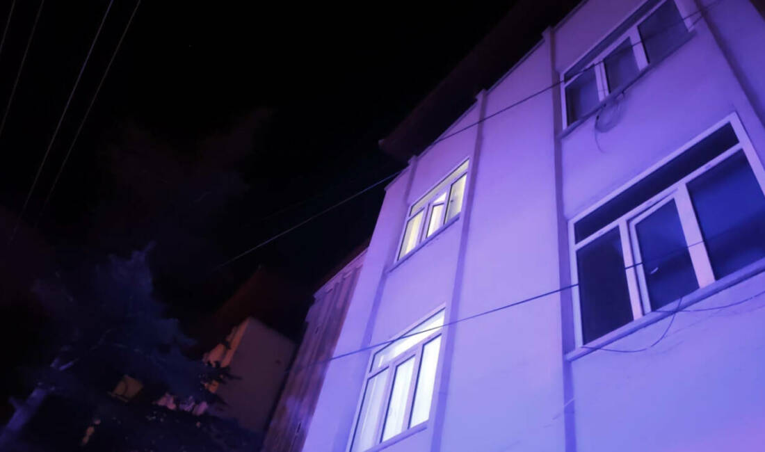 Eşi eve almadı, çatıdan girmek isterken… Aksaray’da eşi kapıyı açmayınca çatıdan sarkıp eve girmeye çalışan Hasan