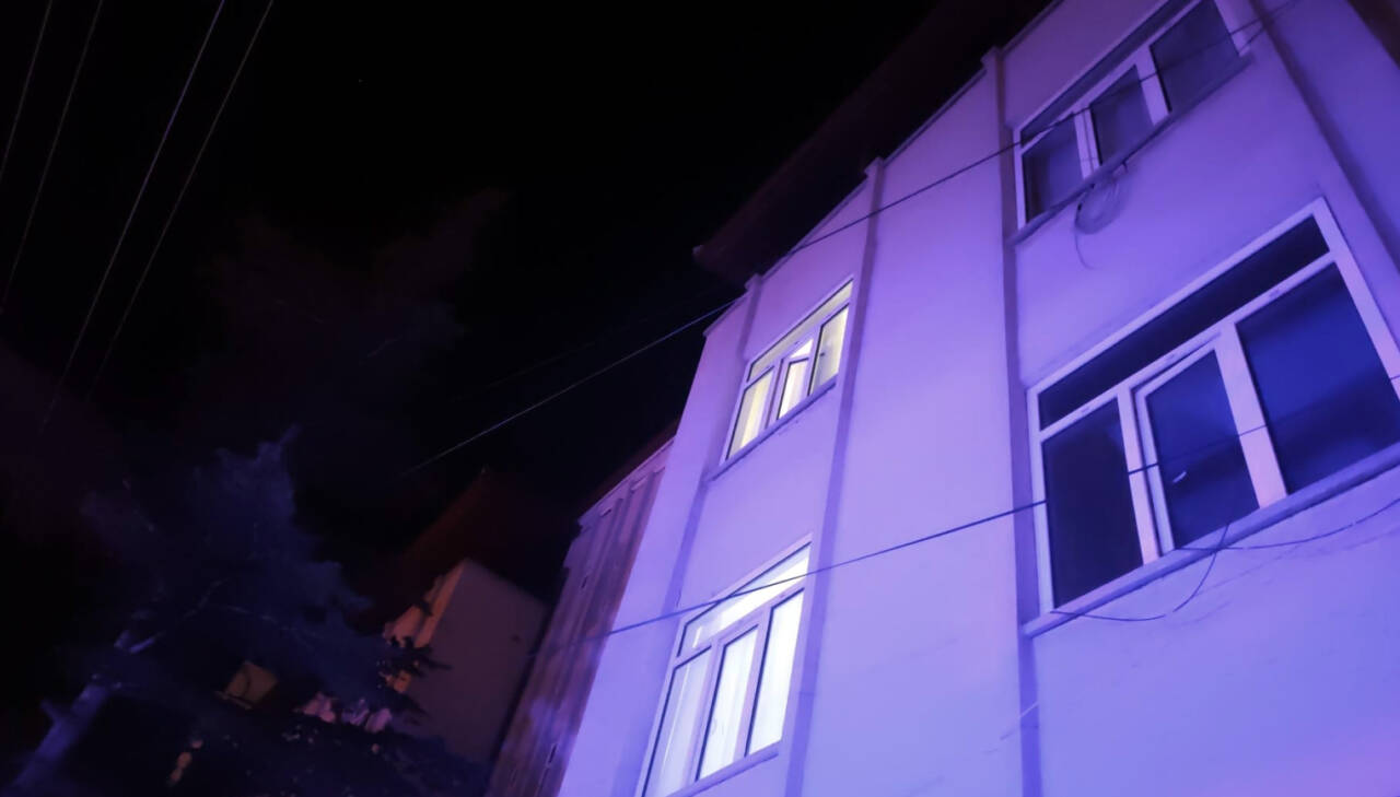 Eşi eve almadı, çatıdan girmek isterken... 1 esi eve almadi catidan girmek isterken e34d1f4018a5