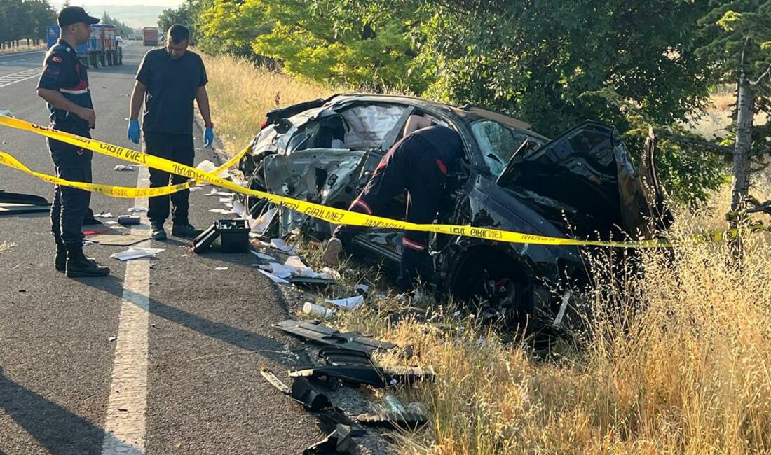Feci kaza bir aileyi yok etti Nevşehir'de kontrolden çıkarak refüje çarpıp devrilen otomobilde bulunan aynı aileden
