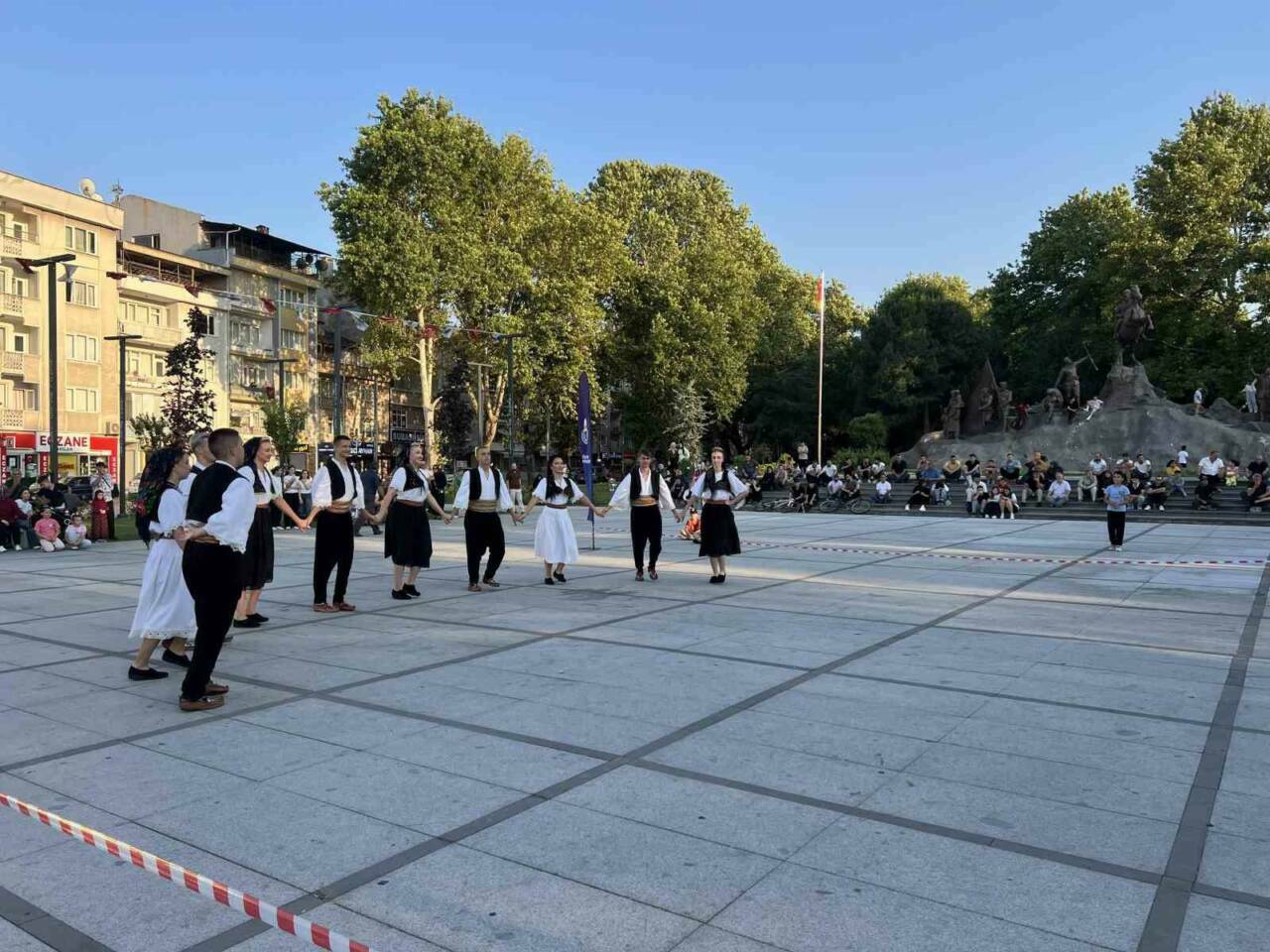 Festival coşkusu İnegöl’ün dört bir yanını sardı 3 festival coskusu inegolun dort bir yanini sardi 03e5adbbd27f
