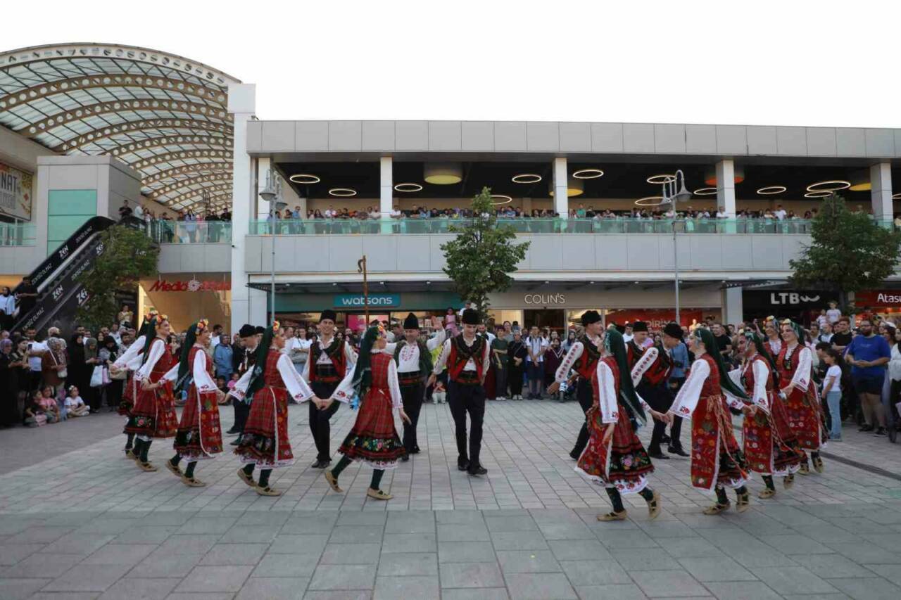 Festival coşkusu İnegöl’ün dört bir yanını sardı 1 festival coskusu inegolun dort bir yanini sardi 371b51d87f8c