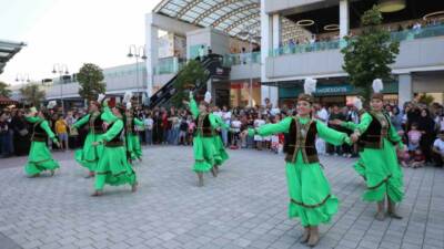 Festival coşkusu İnegöl’ün dört bir yanını sardı İnegöl Belediyesi’nin düzenlediği 39. Uluslararası Kültür Sanat Festivali, dış park