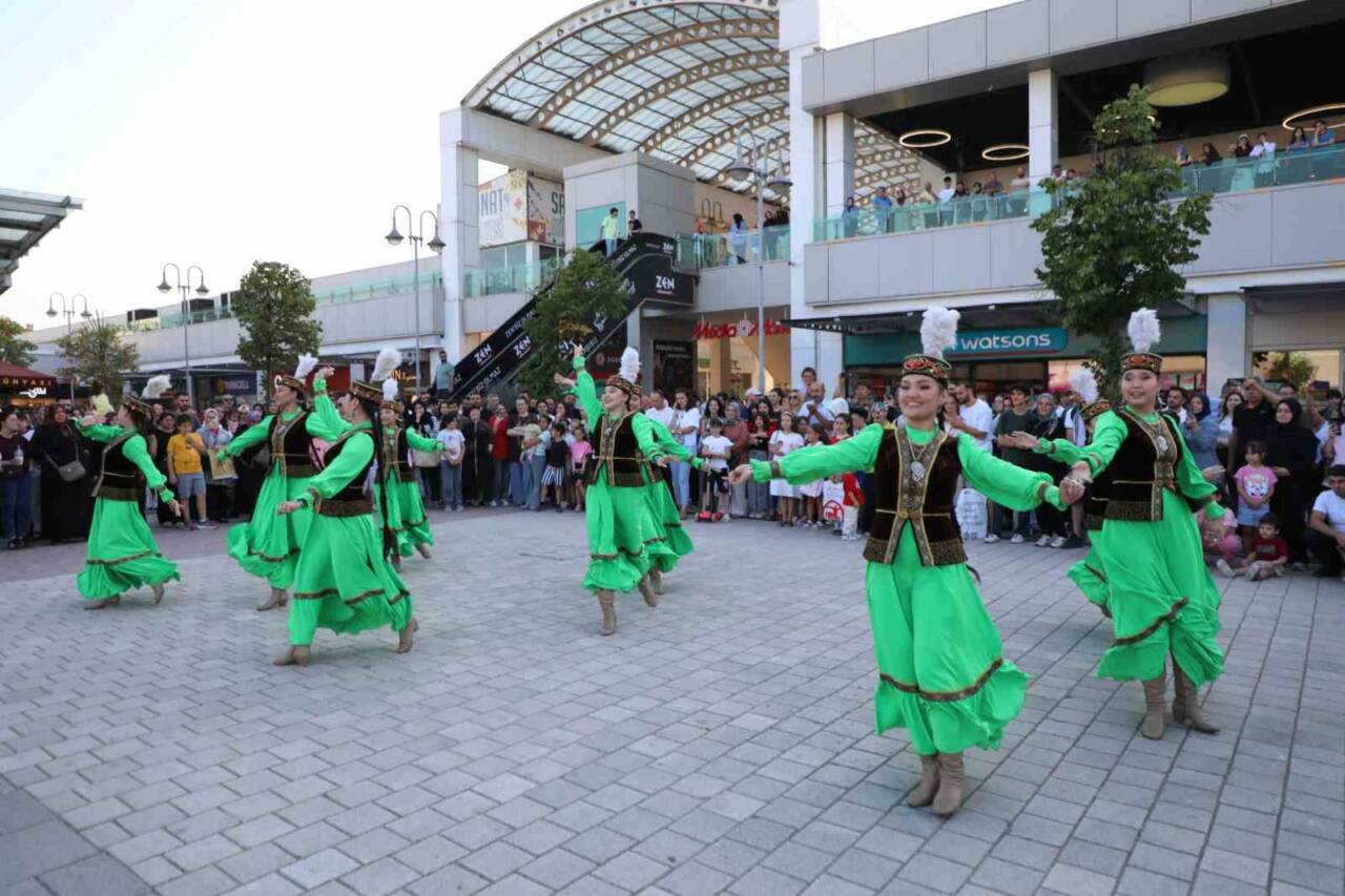 İnegöl Belediyesi’nin düzenlediği 39. Uluslararası Kültür Sanat Festivali, dış park