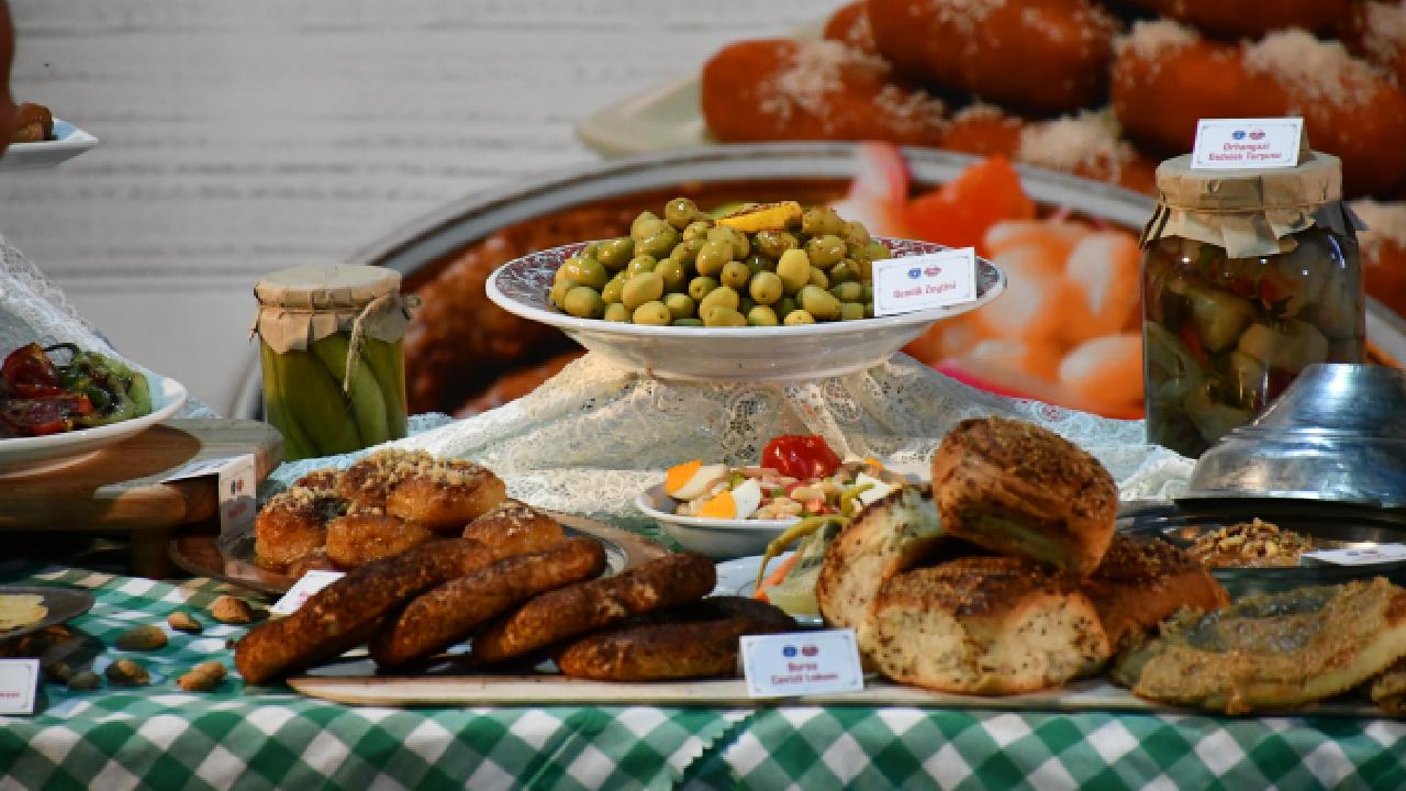 Bursalıların çok sevdiği festivale geri sayım! Tarih belli oldu… Bursa Büyükşehir Belediyesi tarafından düzenlenen Uluslararası 5. Bursa Gastronomi Festivali,