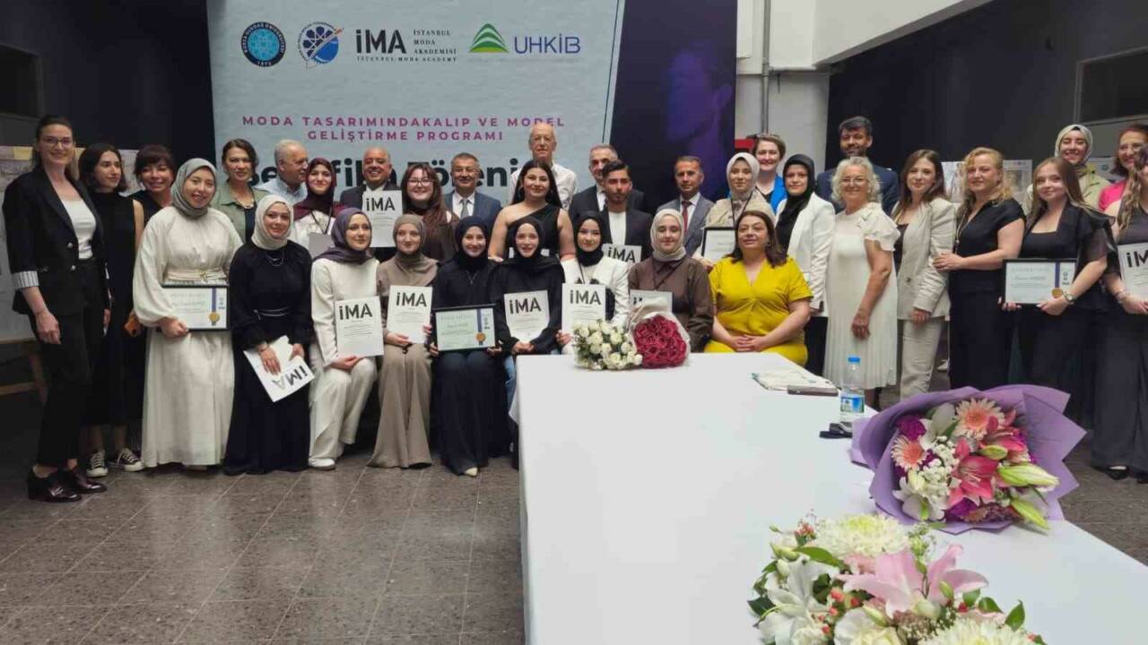 Geleceğin moda tasarımcıları Bursa’da sertifikalarını aldı 5 gelecegin moda tasarimcilari bursada sertifikalarini aldi 13dfdf8c06d4