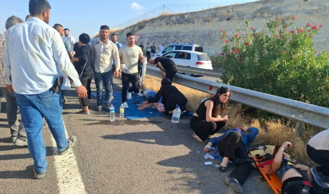 Gezi dönüşü feci kaza: Çok sayıda ölü ve yaralı var Şanlıurfa'da hafif ticari araç ile otomobilin çarpıştığı kazada 3 kişi