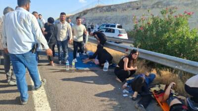 Şanlıurfa'da hafif ticari araç ile otomobilin çarpıştığı kazada 3 kişi