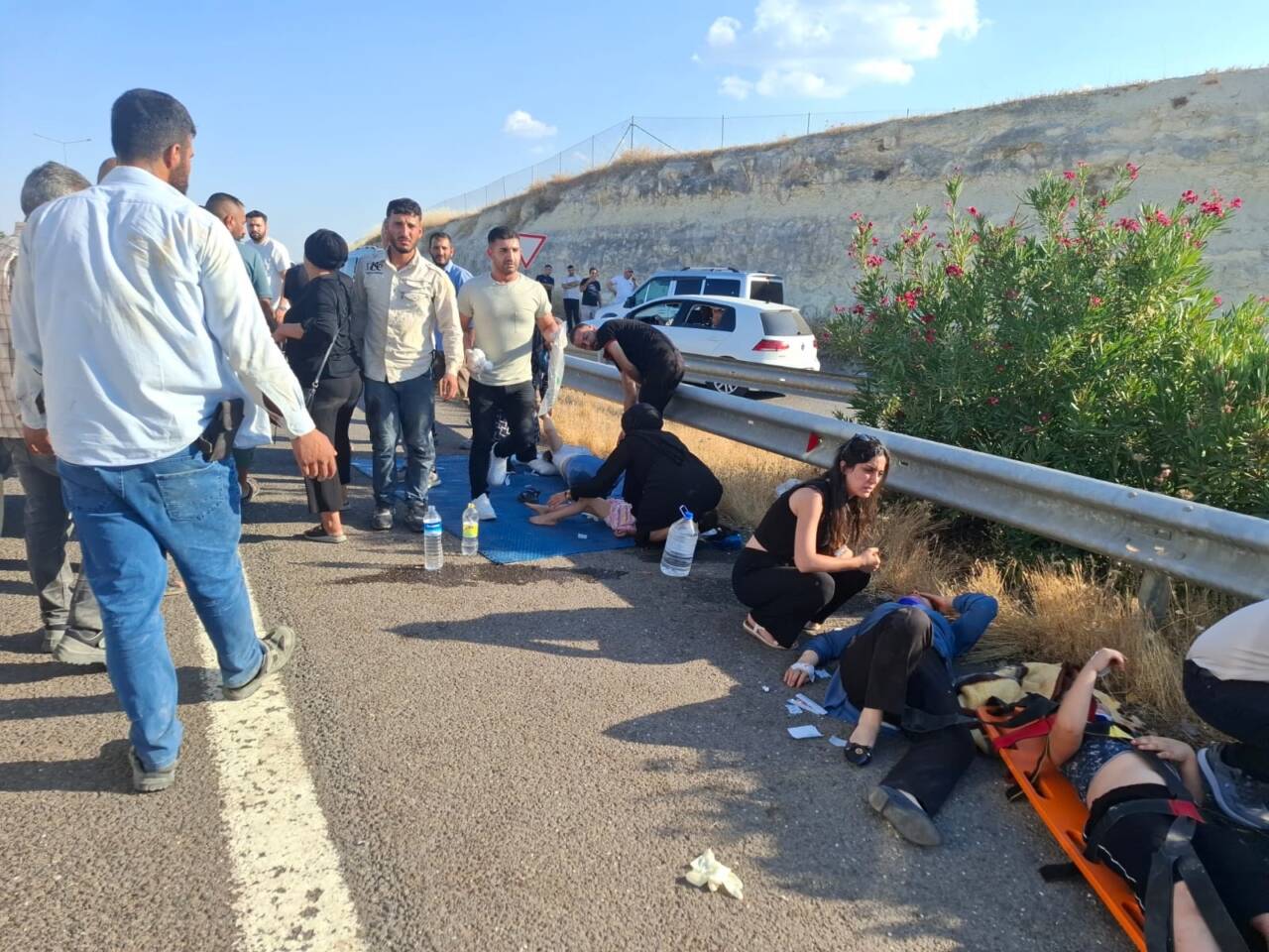 Gezi dönüşü feci kaza: Çok sayıda ölü ve yaralı var Şanlıurfa'da hafif ticari araç ile otomobilin çarpıştığı kazada 3 kişi