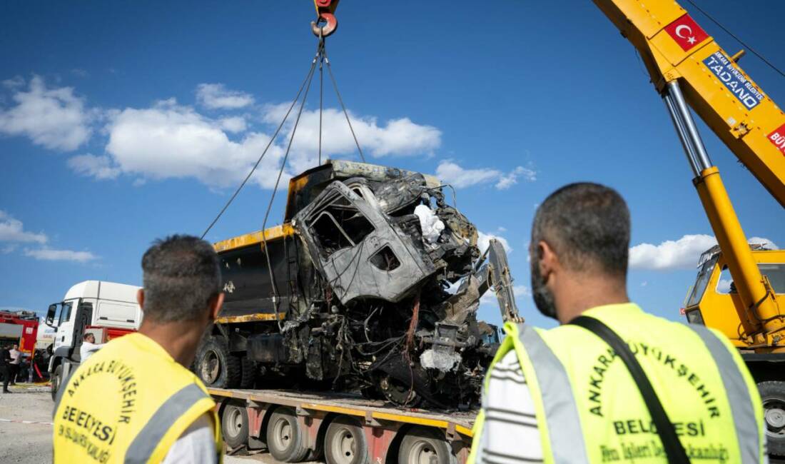 Ankara'nın Yenimahalle ilçesinde freni patlayan hafriyat kamyonunun, 2 kamyona çarpması