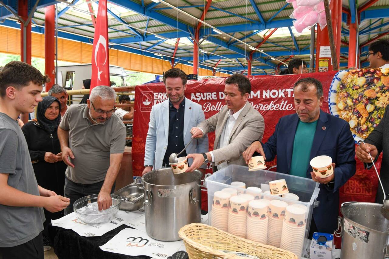 Bursa'da aşureler Başkan Aydın'dan 1 Başkan Erkan Aydın Hamitler'de Aşure Bereketini Vatandaşlarla Paylaştı (Görüntülü)