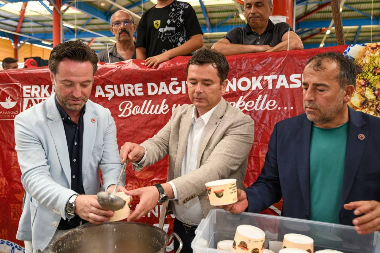 Bursa'da aşureler Başkan Aydın'dan 6 Başkan Erkan Aydın Hamitler'de Aşure Bereketini Vatandaşlarla Paylaştı (Görüntülü)