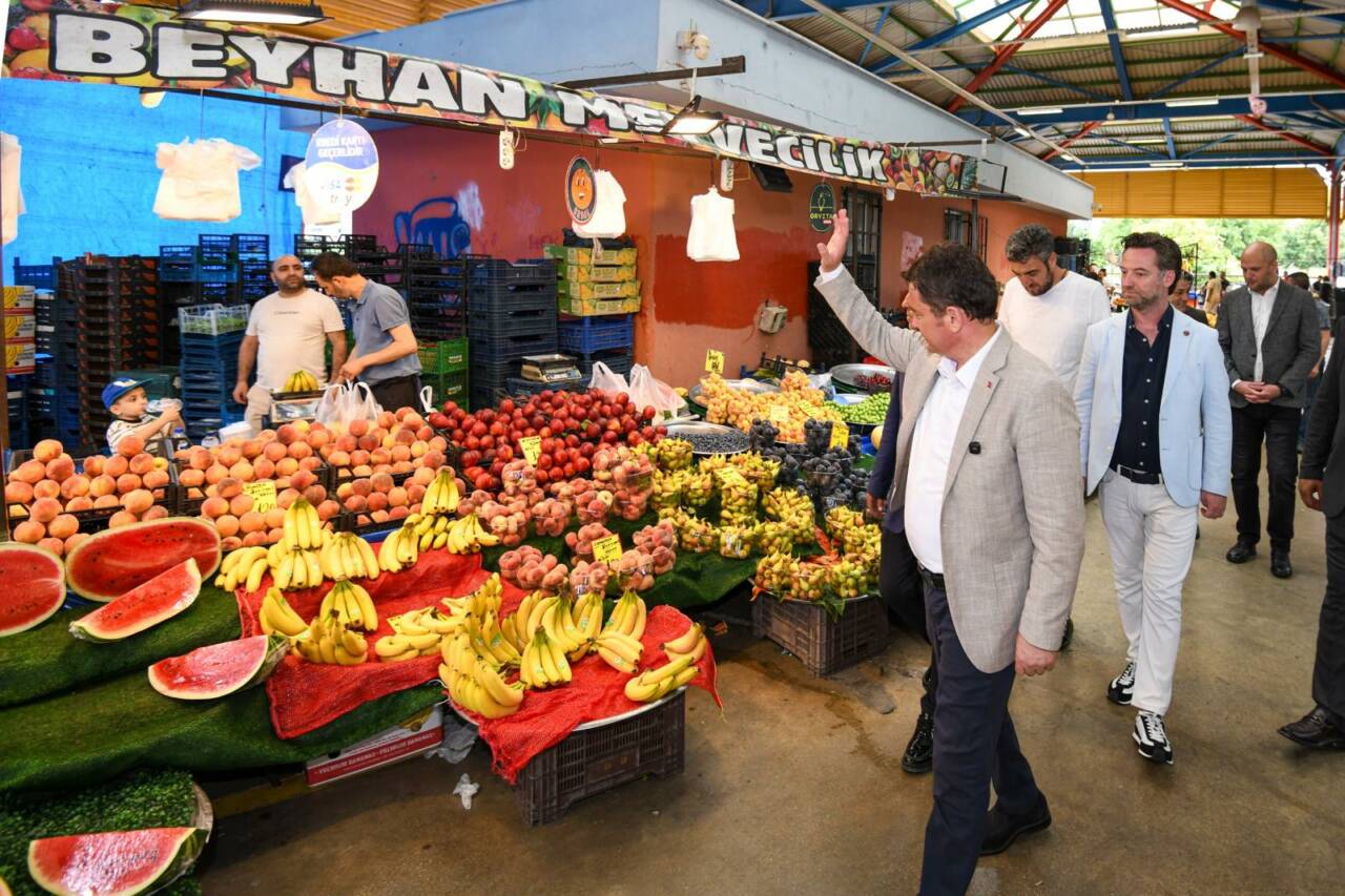 Bursa'da aşureler Başkan Aydın'dan 2 Başkan Erkan Aydın Hamitler'de Aşure Bereketini Vatandaşlarla Paylaştı (Görüntülü)