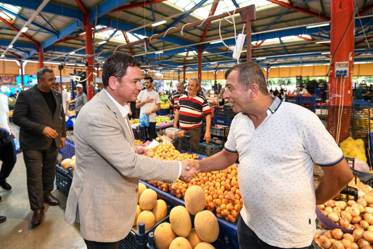 Bursa'da aşureler Başkan Aydın'dan 3 Başkan Erkan Aydın Hamitler'de Aşure Bereketini Vatandaşlarla Paylaştı (Görüntülü)