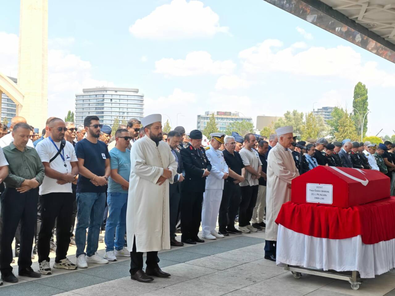 Helikopter kazasında hayatını kaybetmişti! Son yolculuğuna uğurlandı 1 helikopter kazasinda hayatini kaybetmisti son yolculuguna ugurlandi 71e856c85840