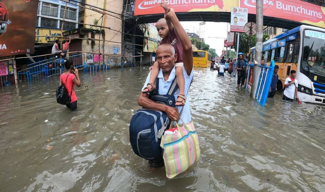 Hindistan'ın kuzeydoğusunda yer alan Assam eyaletinde şiddetli yağışların yol açtığı
