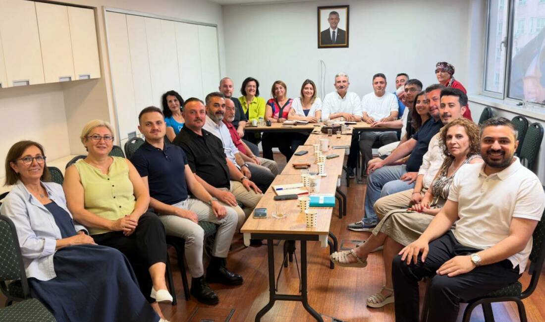 CHP Bursa’nın seçilmiş-atanmış 2 yönetimi, 2 il merkezi var! Eski il başkanından yeni parti için isim önerisi Olay Gazetesi Yazarı Ahmet Emin Yılmaz, CHP Bursa örgütünde yaşanan