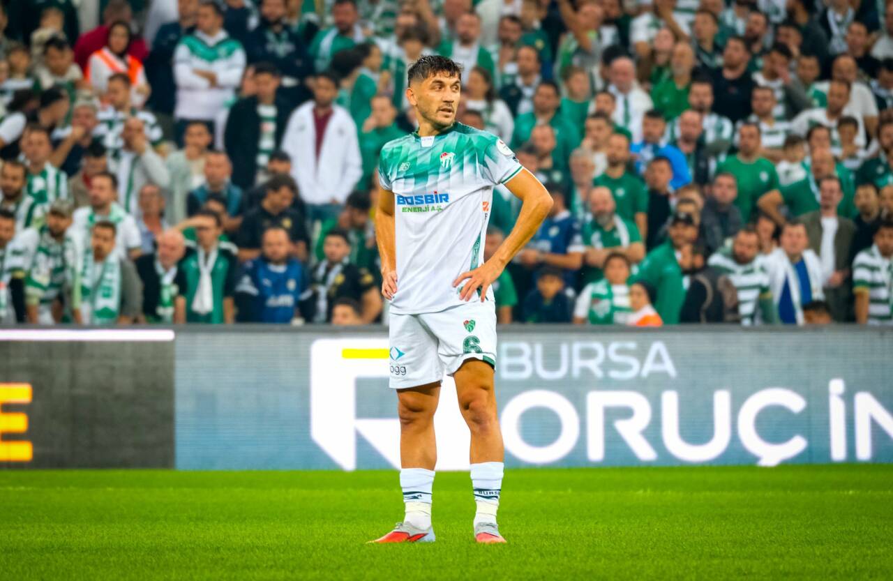 Bursaspor’da kadro planlamasında düşünülmeyen ve kendisine kulüp bulması için izin