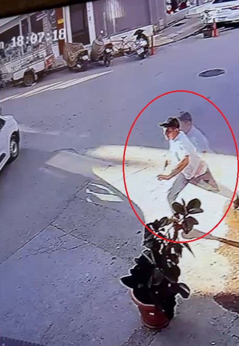 husumetlisi tarafindan sokak ortasinda tabancayla bacagindan vuruldu o anlar kamerada 2 d0836fcc85c9