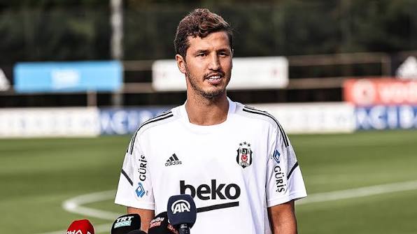 Beşiktaş iki futbolcuyla yollarını ayırdı Beşiktaş Kulübünde futbolcular Salih Uçan ve Kristjan Asllani ile yollar