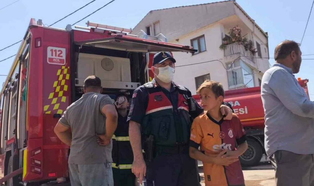 Bursa’da yangın: Minik Huzeyfe’nin gözyaşları yürek burktu Bursa’nın İnegöl ilçesinde kanatlı hayvan yumurtalarının bulunduğu depoda çıkan yangın,