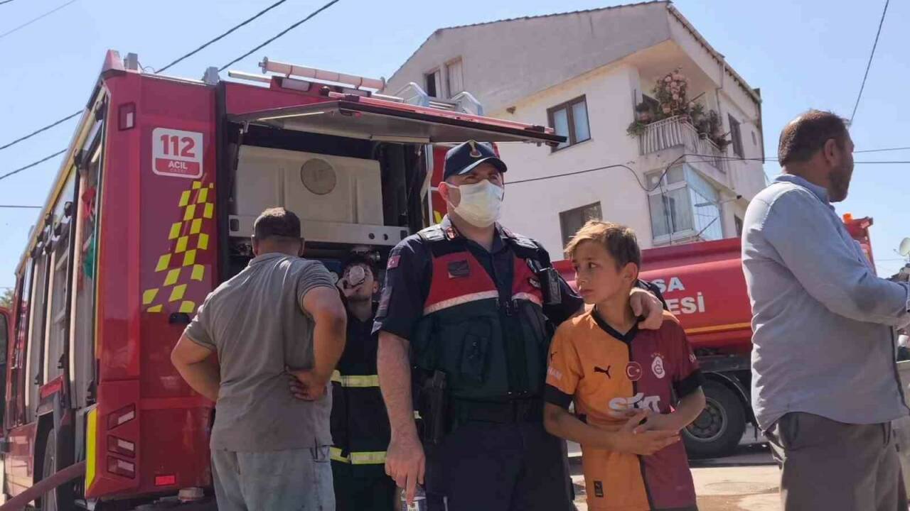 Bursa’da yangın: Minik Huzeyfe’nin gözyaşları yürek burktu 1 inegolde yumurta deposunda yangin minik huzeyfenin gozyaslari yurek burktu 50e072a50d32